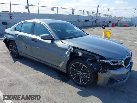2023 BMW 5 Series 530e z VIN WBA13AG00PCM10164, wystawiony jako IAAI lot #42406603 z przebiegiem 26 770 mil mil oraz . Historia ofert i sprzedaży dostępna na DreamBid. Obrazek 6.