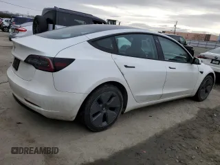 2022 Tesla Model 3 z VIN 5YJ3E1EA5NF324625, wystawiony jako Copart lot #46974745 z przebiegiem 106 617 mil mil oraz Szkoda całkowita • Salvage title. Historia ofert i sprzedaży dostępna na DreamBid. Obrazek 3.