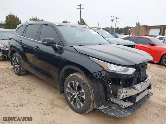 2020 Toyota Highlander XLE with VIN 5TDHZRBH7LS025107, listed as a IAAI auction lot 41236242 with 68,646 mi miles. Bid and sale history available at carsss.com. Image 1.