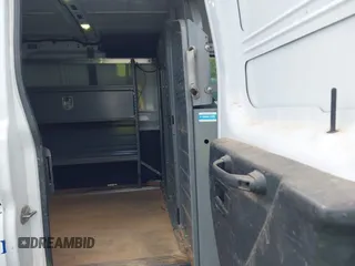 2017 Ford Transit z VIN 1FTYE1ZMXHKA13581, wystawiony jako IAAI lot #42638547 z przebiegiem 252 913 mil mil oraz . Historia ofert i sprzedaży dostępna na DreamBid. Obrazek 8.