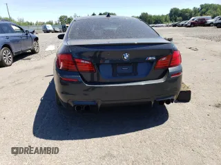 2013 BMW M5 z VIN WBSFV9C50DC774172, wystawiony jako Copart lot #61990854 z przebiegiem Nie podano mil oraz Szkoda całkowita • Salvage title. Historia ofert i sprzedaży dostępna na DreamBid. Obrazek 6.
