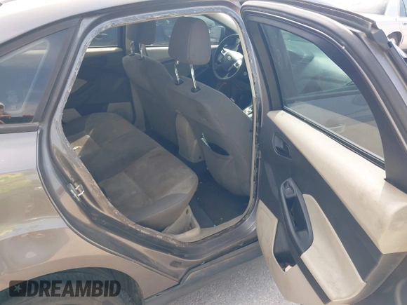 2012 Ford Focus SE z VIN 1FAHP3F24CL294391, wystawiony jako IAAI lot #42545359 z przebiegiem 190 904 mil mil oraz . Historia ofert i sprzedaży dostępna na DreamBid. Obrazek 8.