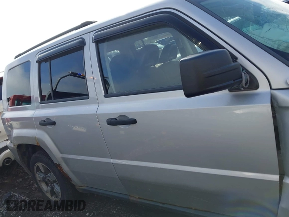 2008 Jeep Patriot Sport z VIN 1J8FF28W78D749498, wystawiony jako IAAI lot #42176034 z przebiegiem 154 625 mil mil oraz . Historia ofert i sprzedaży dostępna na DreamBid. Obrazek 13.
