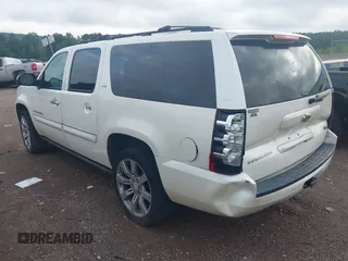 2008 Chevrolet Suburban LTZ z VIN 1GNFC160X8R221599, wystawiony jako IAAI lot #42774069 z przebiegiem 135 406 mil mil oraz . Historia ofert i sprzedaży dostępna na DreamBid. Obrazek 3.