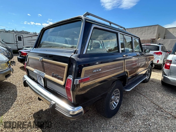 1987 Jeep Grand Wagoneer z VIN 1JCNJ15U7HT153505, wystawiony jako Copart lot #46373925 z przebiegiem 57 931 mil mil oraz Czysty tytuł • Clean title. Historia ofert i sprzedaży dostępna na DreamBid. Obrazek 4.