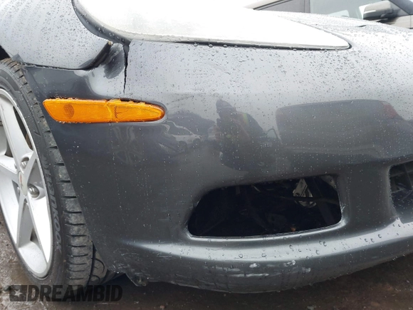 2013 Chevrolet Corvette 1LT z VIN 1G1YE2DW6D5109028, wystawiony jako IAAI lot #41100665 z przebiegiem 32 095 mil mil oraz . Historia ofert i sprzedaży dostępna na DreamBid. Obrazek 6.