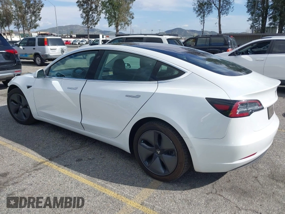 2018 Tesla Model 3 Long Range Battery z VIN 5YJ3E1EA8JF162130, wystawiony jako IAAI lot #41933015 z przebiegiem 50 081 mil mil oraz . Historia ofert i sprzedaży dostępna na DreamBid. Obrazek 3.