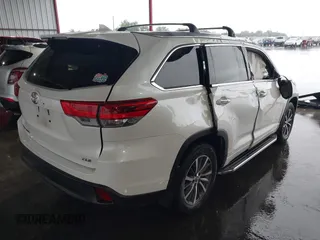 2018 Toyota Highlander SE with VIN 5TDKZRFH9JS536377, listed as a IAAI auction lot 42189368 with 71,979 mi miles and . Bid and sale history available at DreamBid. Image 4.