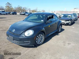 2015 Volkswagen Beetle Fleet Edition z VIN 3VWF17AT6FM645215, wystawiony jako IAAI lot #41906754 z przebiegiem 154 093 mil mil oraz . Historia ofert i sprzedaży dostępna na DreamBid. Obrazek 2.