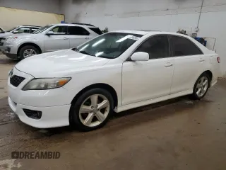 2010 Toyota Camry z VIN 4T1BF3EK9AU540388, wystawiony jako Copart lot #56636835 z przebiegiem 196 216 mil mil oraz Czysty tytuł • Clean title. Historia ofert i sprzedaży dostępna na DreamBid. Obrazek 1.