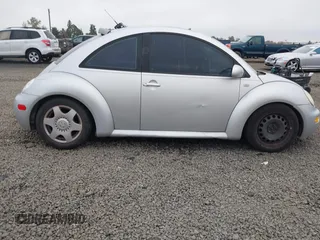 2001 Volkswagen Beetle GLX z VIN 3VWDD21C61M420884, wystawiony jako IAAI lot #40501130 z przebiegiem 179 868 mil mil oraz . Historia ofert i sprzedaży dostępna na DreamBid. Obrazek 13.