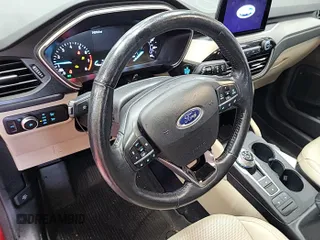 2020 Ford Escape SEL z VIN 1FMCU9H60LUA55510, wystawiony jako IAAI lot #42585729 z przebiegiem 74 210 mil mil oraz . Historia ofert i sprzedaży dostępna na DreamBid. Obrazek 1.