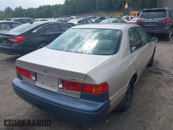 2000 Toyota Camry LE z VIN 4T1BF22K5YU938013, wystawiony jako IAAI lot #42477316 z przebiegiem 239 736 mil mil oraz . Historia ofert i sprzedaży dostępna na DreamBid. Obrazek 4.