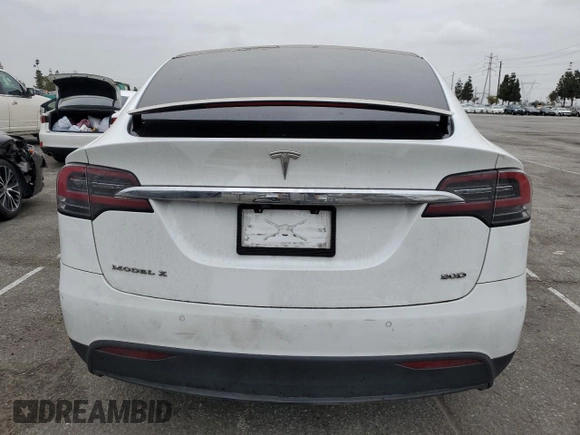 2016 Tesla Model X 70D z VIN 5YJXCAE2XGF003344, wystawiony jako Copart lot #53123305 z przebiegiem 126 052 mil mil oraz Szkody całkowita. Historia ofert i sprzedaży dostępna na DreamBid. Obrazek 6.