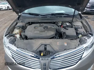 2015 Lincoln MKZ z VIN 3LN6L2J99FR604385, wystawiony jako IAAI lot #42332078 z przebiegiem 116 862 mil mil oraz . Historia ofert i sprzedaży dostępna na DreamBid. Obrazek 10.