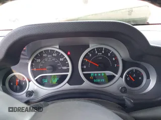 2010 Jeep Wrangler Sahara z VIN 1J4AA5D14AL125062, wystawiony jako IAAI lot #42418736 z przebiegiem 90 839 mil mil oraz . Historia ofert i sprzedaży dostępna na DreamBid. Obrazek 7.