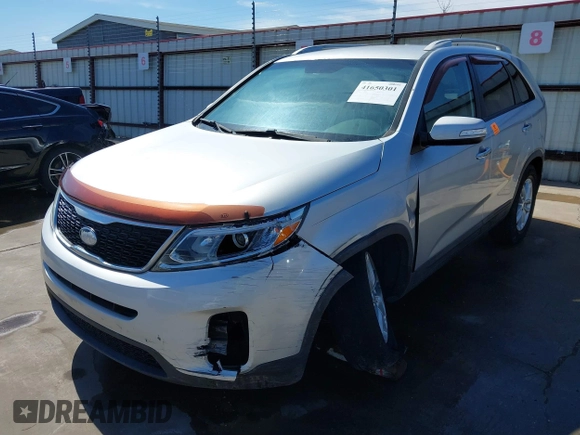 2015 Kia Sorento LX with VIN 5XYKT4A77FG548874, listed as a IAAI auction lot 41650301 with 111,113 mi miles. Bid and sale history available at carsss.com. Image 6.