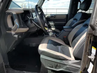 2022 Ford Bronco z VIN 1FMEE5DP4NLB67930, wystawiony jako Copart lot #54741955 z przebiegiem 8 087 mil mil oraz Szkoda całkowita • Salvage title. Historia ofert i sprzedaży dostępna na DreamBid. Obrazek 7.