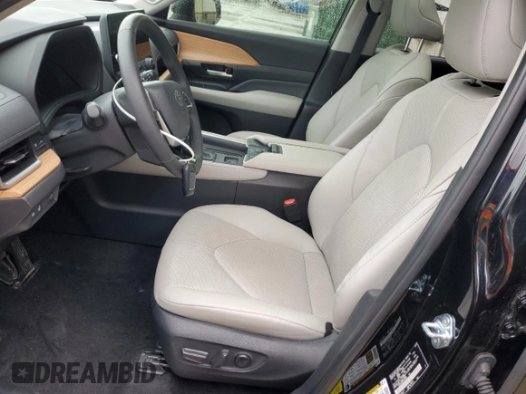 2024 Toyota Highlander XLE z VIN 5TDAAAB5XRS040998, wystawiony jako Copart lot #49960055 z przebiegiem 12 978 mil mil oraz Szkoda całkowita • Salvage title. Historia ofert i sprzedaży dostępna na DreamBid. Obrazek 7.