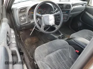 2001 Chevrolet Blazer LS z VIN 1GNCT18W71K130129, wystawiony jako Copart lot #85113764 z przebiegiem 65 992 mil mil oraz Czysty tytuł • Clean title. Historia ofert i sprzedaży dostępna na DreamBid. Obrazek 8.