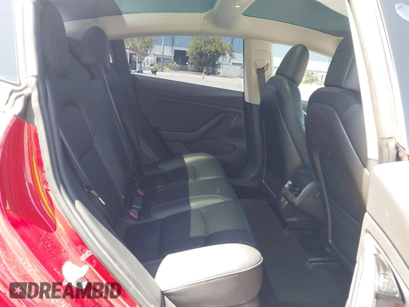 2018 Tesla Model 3 Long Range Battery z VIN 5YJ3E1EAXJF048839, wystawiony jako IAAI lot #42328412 z przebiegiem 83 083 mil mil oraz . Historia ofert i sprzedaży dostępna na DreamBid. Obrazek 8.