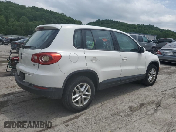 2011 Volkswagen Tiguan S z VIN WVGAV7AX0BW528675, wystawiony jako Copart lot #57862685 z przebiegiem 135 991 mil mil oraz Czysty tytuł • Clean title. Historia ofert i sprzedaży dostępna na DreamBid. Obrazek 3.