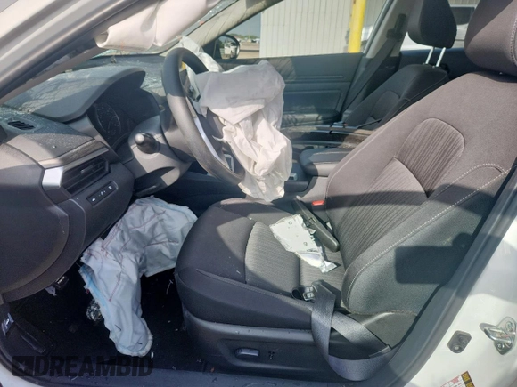 2025 Nissan Altima SV z VIN 1N4BL4DV6SN372211, wystawiony jako Copart lot #60165505 z przebiegiem 5 908 mil mil oraz Czysty tytuł • Clean title. Historia ofert i sprzedaży dostępna na DreamBid. Obrazek 7.