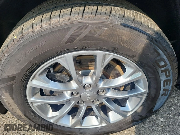 2021 Jeep Cherokee Latitude Plus z VIN 1C4PJLLB5MD223983, wystawiony jako IAAI lot #42741294 z przebiegiem 49 704 mil mil oraz . Historia ofert i sprzedaży dostępna na DreamBid. Obrazek 3.