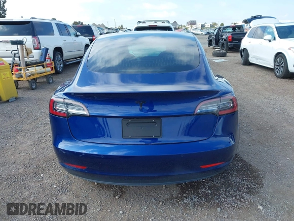2020 Tesla Model 3 Standard Range Plus z VIN 5YJ3E1EA5LF708885, wystawiony jako IAAI lot #42172952 z przebiegiem 58 882 mil mil oraz . Historia ofert i sprzedaży dostępna na DreamBid. Obrazek 17.