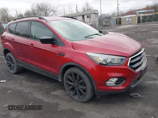 2019 Ford Escape SE z VIN 1FMCU9GD0KUC43071, wystawiony jako IAAI lot #42050604 z przebiegiem 85 032 mil mil oraz . Historia ofert i sprzedaży dostępna na DreamBid. Obrazek 1.