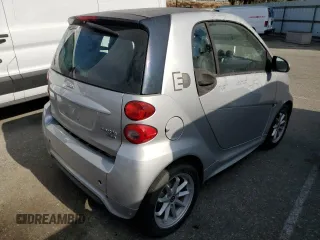 2016 Smart fortwo Passion z VIN WMEEJ9AA5GK844503, wystawiony jako Copart lot #63364244 z przebiegiem Nie podano mil oraz Czysty tytuł • Clean title. Historia ofert i sprzedaży dostępna na DreamBid. Obrazek 3.
