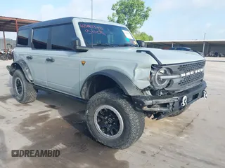 2022 Ford Bronco z VIN 1FMEE5DP6NLA74231, wystawiony jako IAAI lot #42442340 z przebiegiem 40 580 mil mil oraz . Historia ofert i sprzedaży dostępna na DreamBid. Obrazek 1.