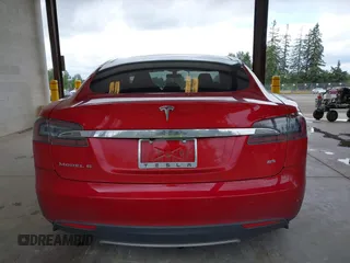 2013 Tesla Model S with VIN 5YJSA1CN7DFP26996, listed as a IAAI auction lot 42244540 with 128,160 mi miles and . Bid and sale history available at DreamBid. Image 16.