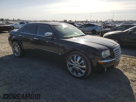 2005 Chrysler 300 300C AWD z VIN 2C3AK63H55H672324, wystawiony jako Copart lot #48790925 z przebiegiem 258 543 mil mil oraz Szkoda całkowita • Salvage title. Historia ofert i sprzedaży dostępna na DreamBid. Obrazek 4.