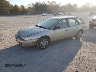 1998 Saturn SW z VIN 1G8ZK8279WZ246084, wystawiony jako Copart lot #77267514 z przebiegiem 143 224 mil mil oraz Tytuł czysty. Historia ofert i sprzedaży dostępna na DreamBid. Obrazek 1.