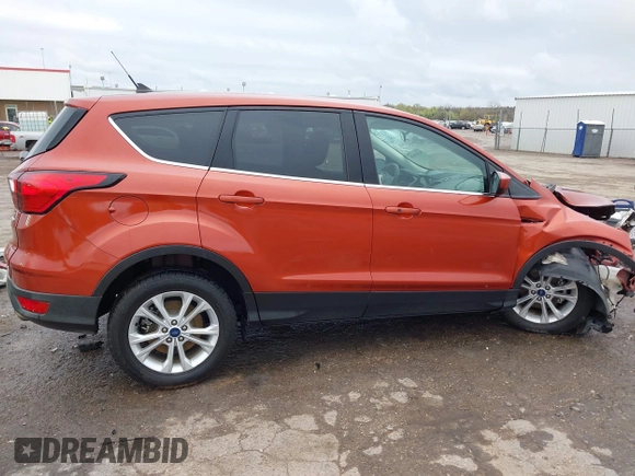 2019 Ford Escape SE z VIN 1FMCU0GD2KUC52592, wystawiony jako IAAI lot #41939458 z przebiegiem 101 029 mil mil oraz . Historia ofert i sprzedaży dostępna na DreamBid. Obrazek 14.