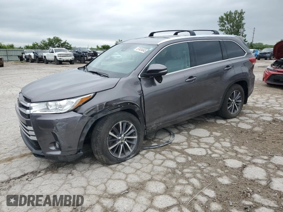 2018 Toyota Highlander SE z VIN 5TDJZRFH8JS523194, wystawiony jako Copart lot #57434645 z przebiegiem 57 965 mil mil oraz Szkoda całkowita • Salvage title. Historia ofert i sprzedaży dostępna na DreamBid. Obrazek 1.