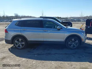 2020 Volkswagen Tiguan SE with VIN 3VV2B7AX0LM141970, listed as a IAAI auction lot 41633622 with 64,737 mi miles. Bid and sale history available at carsss.com. Image 13.