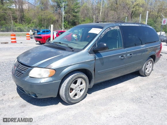 2005 Dodge Caravan SXT with VIN 2D4GP44L95R324232, listed as a IAAI auction lot 42056320 with 200,459 mi miles. Bid and sale history available at carsss.com. Image 2.