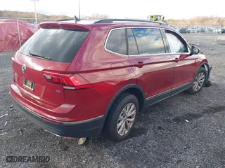 2018 Volkswagen Tiguan SEL with VIN 3VV3B7AX1JM076161, listed as a IAAI auction lot 40931210 with 106,916 mi miles. Bid and sale history available at carsss.com. Image 4.