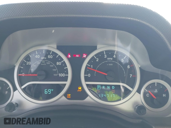 2010 Jeep Wrangler z VIN 1J4HB5H16AL186600, wystawiony jako IAAI lot #42147992 z przebiegiem 134 717 mil mil oraz . Historia ofert i sprzedaży dostępna na DreamBid. Obrazek 7.