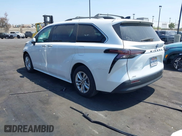 2024 Toyota Sienna XLE z VIN 5TDJSKFC9RS111099, wystawiony jako IAAI lot #42061708 z przebiegiem 15 741 mil mil oraz . Historia ofert i sprzedaży dostępna na DreamBid. Obrazek 3.