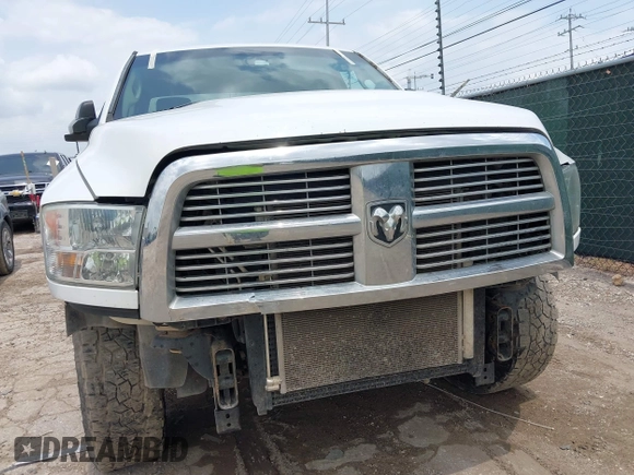 2012 Ram 2500 ST z VIN 3C6UD5HL6CG335854, wystawiony jako IAAI lot #42102244 z przebiegiem 187 838 mil mil oraz . Historia ofert i sprzedaży dostępna na DreamBid. Obrazek 6.