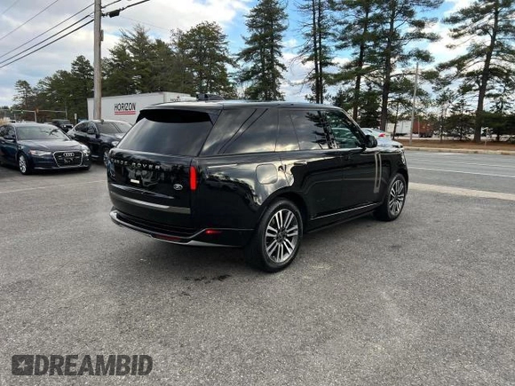 2023 Land Rover Range Rover SE z VIN SALKP9E70PA017747, wystawiony jako Copart lot #45363235 z przebiegiem 39 043 mil mil oraz Czysty tytuł • Clean title. Historia ofert i sprzedaży dostępna na DreamBid. Obrazek 4.
