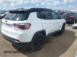 2022 Jeep Compass Latitude z VIN 3C4NJCBB6NT213502, wystawiony jako IAAI lot #41949094 z przebiegiem 11 090 mil mil oraz . Historia ofert i sprzedaży dostępna na DreamBid. Obrazek 4.