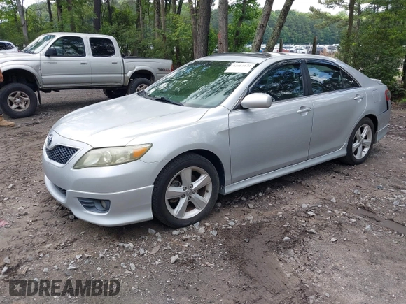 2011 Toyota Camry LE z VIN 4T1BF3EK3BU200056, wystawiony jako IAAI lot #42467171 z przebiegiem 242 129 mil mil oraz . Historia ofert i sprzedaży dostępna na DreamBid. Obrazek 2.