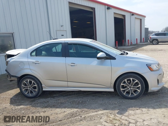 2018 Chevrolet Sonic LT z VIN 1G1JD5SH8J4100214, wystawiony jako IAAI lot #42133743 z przebiegiem 103 508 mil mil oraz . Historia ofert i sprzedaży dostępna na DreamBid. Obrazek 13.