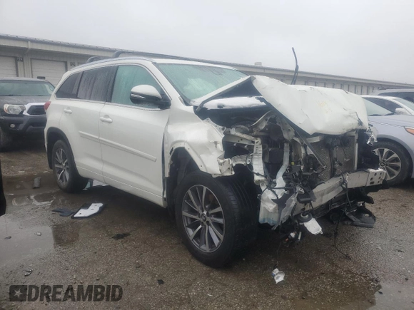 2018 Toyota Highlander SE z VIN 5TDKZRFH2JS548614, wystawiony jako Copart lot #45103245 z przebiegiem Nie podano mil oraz Szkoda całkowita • Salvage title. Historia ofert i sprzedaży dostępna na DreamBid. Obrazek 4.