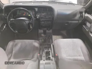 1999 Isuzu Trooper S z VIN JACDJ58X8X7915370, wystawiony jako Copart lot #83466824 z przebiegiem 143 588 mil mil oraz Czysty tytuł • Clean title. Historia ofert i sprzedaży dostępna na DreamBid. Obrazek 8.