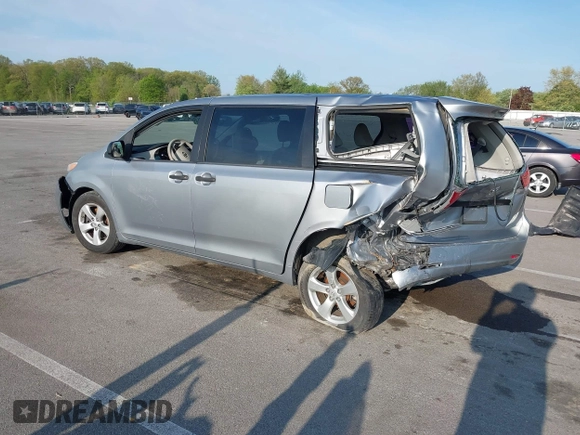 2013 Toyota Sienna L z VIN 5TDZK3DC2DS321418, wystawiony jako IAAI lot #42095972 z przebiegiem 189 688 mil mil oraz . Historia ofert i sprzedaży dostępna na DreamBid. Obrazek 3.